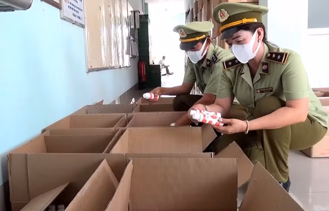 Lực lượng chức năng lập biên bản tạm giữ tang vật.