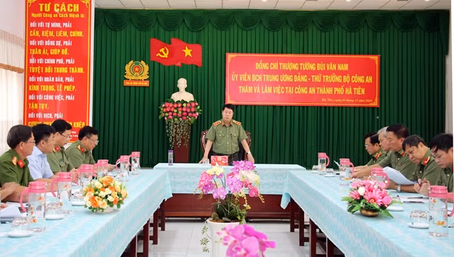 Thứ trưởng Bùi Văn Nam phát biểu chỉ đạo tại buổi làm việc với Công an TP Hà Tiên.