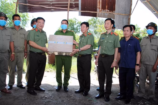 Thứ trưởng Bùi Văn Nam và Đại tá Đỗ Triệu Phong, Giám đốc Công an tỉnh Kiên Giang tặng quà, chia sẻ khó khăn với CBCS làm nhiệm vụ tại các chốt trên tuyến biên giới.
