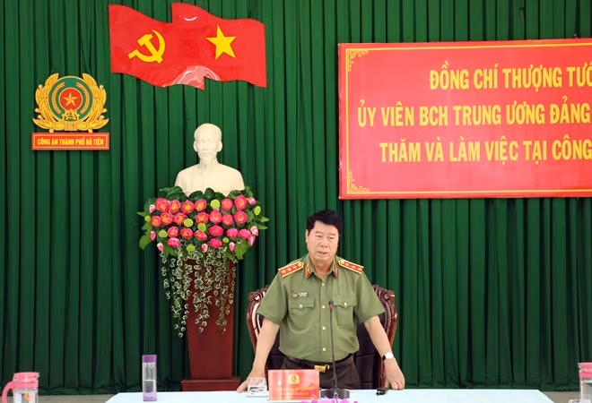 Thứ trưởng Bùi Văn Nam đánh giá cao thành tích, kết quả Công an TP Hà Tiên đã đạt được.