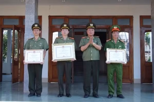 Thiếu tướng Lê Duy Hải, Giám đốc Công an tỉnh Kon Tum trao bằng khen cho các tập thể, cá nhân. (Ảnh: Bích Nga).