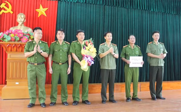 Đại tá Đào Anh Tuấn khen thưởng ban chuyên án. Đại tá Đào Anh Tuấn khen thưởng ban chuyên án.