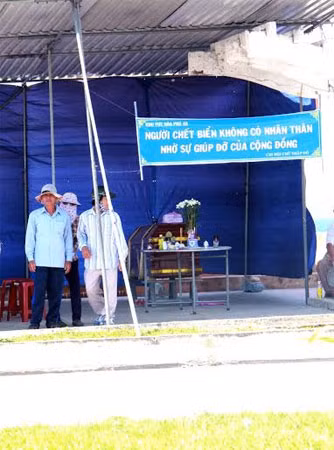 Một số ngư dân tại phường Hòa Minh, quận Liên Chiểu đã lập thùng từ thiện, quyên góp ngay tại bờ biển Nguyễn Tất Thành để mai táng cho nạn nhân xấu số.