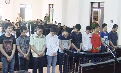 Các bị cáo nghe Tòa tuyên án. Các bị cáo nghe Tòa tuyên án.