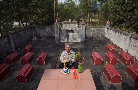Bên trong nghĩa trang trên một ngọn đồi nhỏ, cựu chiến binh Đỗ Đức Diu ngồi giữa khu mộ tập thể của 12 đứa con, những nạn nhân tử vong sau khi chào đời do mắc dị tật bẩm sinh. Bên trong nghĩa trang trên một ngọn đồi nhỏ, cựu chiến binh Đỗ Đức Diu ngồi giữa khu mộ tập thể của 12 đứa con, những nạn nhân tử vong sau khi chào đời do mắc dị tật bẩm sinh.