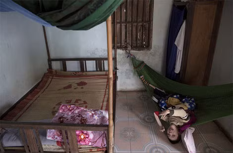 20 năm trôi qua, nhiều người Việt Nam vẫn biết rất ít về tác hại kéo dài do chất độc da cam gây ra. 20 năm trôi qua, nhiều người Việt Nam vẫn biết rất ít về tác hại kéo dài do chất độc da cam gây ra.