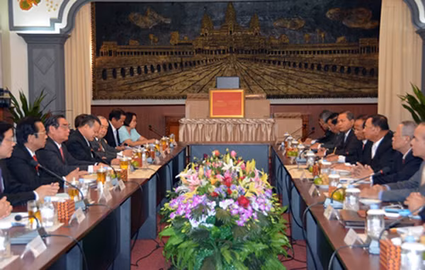 Đoàn đại biểu cấp cao Đảng ta hội đàm với Đoàn đại biểu cấp cao Đảng Nhân dân Campuchia. Đoàn đại biểu cấp cao Đảng ta hội đàm với Đoàn đại biểu cấp cao Đảng Nhân dân Campuchia.