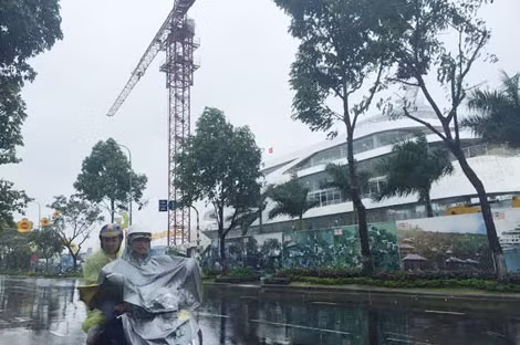 Hàng loạt cần cẩu tại các công trình xây dựng vẫn treo lơ lửng dù bão sắp vào.