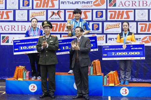 Thiếu tướng Phạm Văn Miên, Tổng biên tập Báo CAND, Phó Chủ tịch Liên đoàn Bóng bàn Việt Nam, Trưởng Ban tổ chức và ông Tô Phán, Tổng Biên tập Báo Hànộimới trao giải cho các VĐV đoạt giải nội dung nữ chuyên nghiệp.