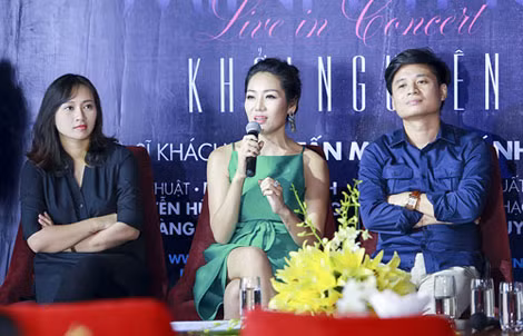 Minh Thu cùng hai người bạn Tấn Minh và Khánh Linh trong buổi họp báo chuẩn bị cho liveshow Khởi nguyên.