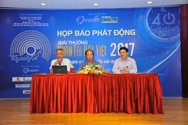 Ban tổ chức giải thưởng giải đáp các thắc mắc của phóng viên