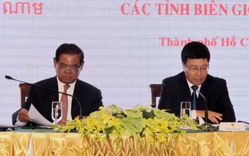 Phó Thủ tướng – Bộ trưởng Bộ Ngoại giao Việt Nam Phạm Bình Minh và ngài Samdech Krolahom Sar Kheng, Phó Thủ tướng – Bộ trưởng Bộ Nội vụ Vương quốc Campuchia đồng chủ trì hội nghị. Phó Thủ tướng – Bộ trưởng Bộ Ngoại giao Việt Nam Phạm Bình Minh và ngài Samdech Krolahom Sar Kheng, Phó Thủ tướng – Bộ trưởng Bộ Nội vụ Vương quốc Campuchia đồng chủ trì hội nghị.