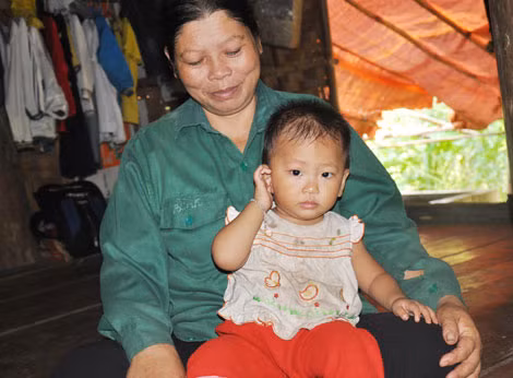 Bà Bầu cùng đứa cháu nhỏ sinh ra mà không một lần được nhìn mặt cha.