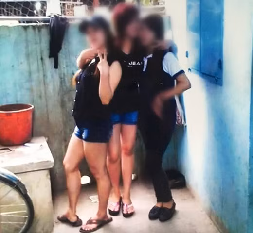 Gia đình báo mất tích nhưng tìm thấy ảnh chị Thúy cùng 2 người bạn tự sướng trên Zalo, nhưng không liên lạc được. Ảnh do gia đình cung cấp