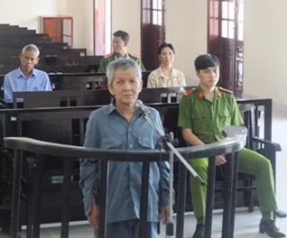Bị cáo hầu tòa sau 32 năm trốn truy nã.