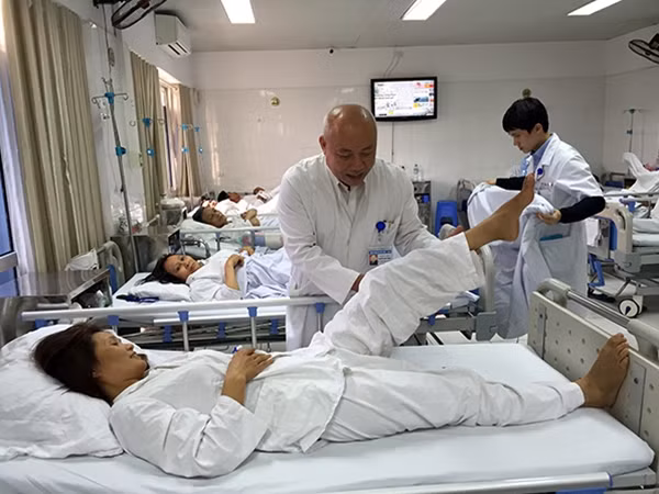 Tham gia Cộng đồng kinh tế ASEAN là cơ hội cho các bác sĩ Việt Nam thể hiện khả năng.
