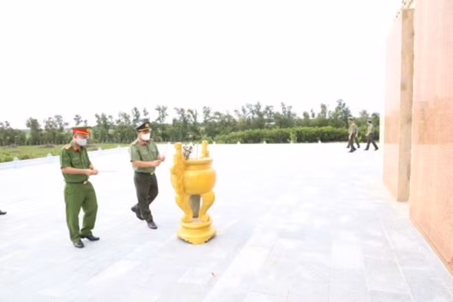 Đoàn dâng hương tri ân các liệt sỹ
