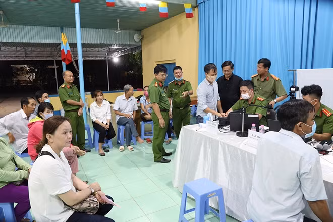 Người dân đến làm thẻ CCCD trong nội ô Tòa Thánh Tây Ninh