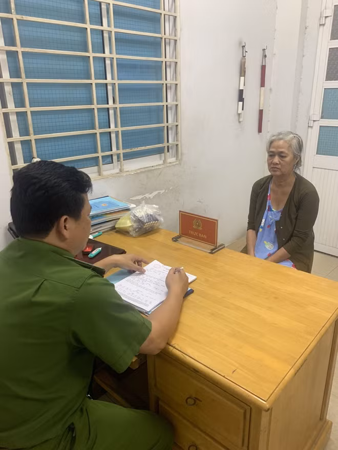 Công an lấy lời khai của Hoa