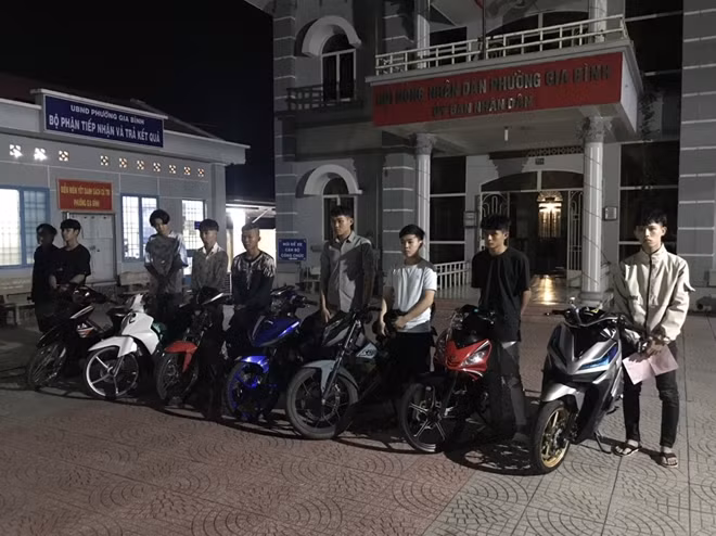Các đối tượng cùng tang vật.