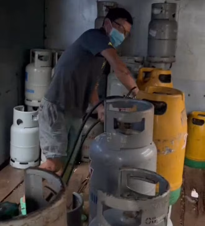 Đối tượng sang chiết gas trái phép.