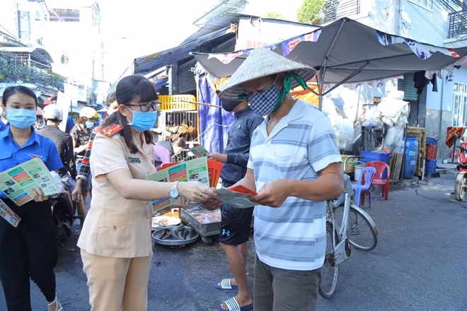 Cán bộ, chiến sỹ phát tờ rơi phòng chống tội phạm