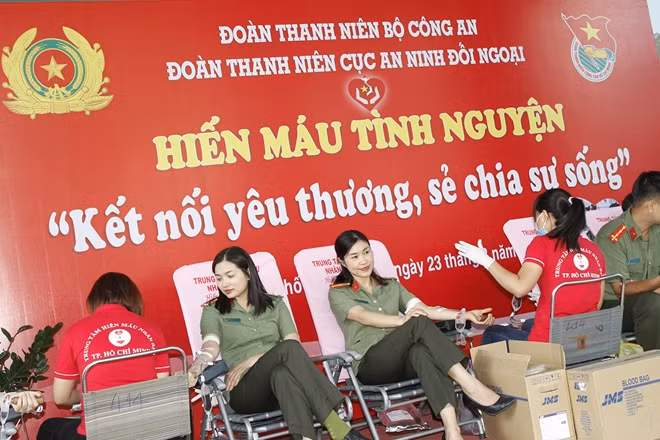Các bộ, chiến sỹ tích cực hiến máu cứu người