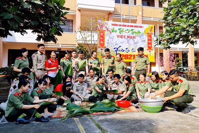 Học viên Campuchia học gói bánh tét