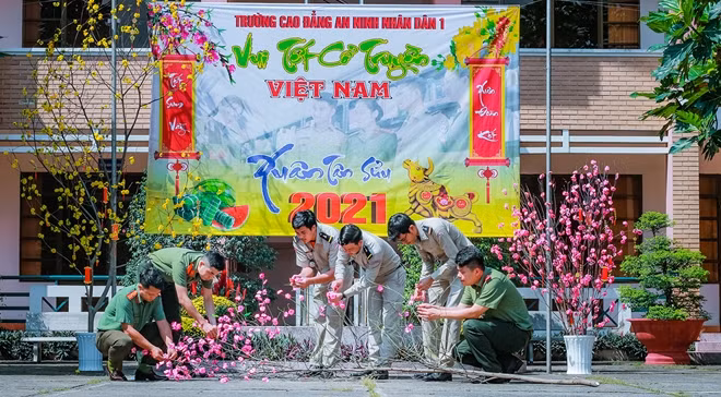 Các học viên trang trí cây hoa và mâm ngũ quả
