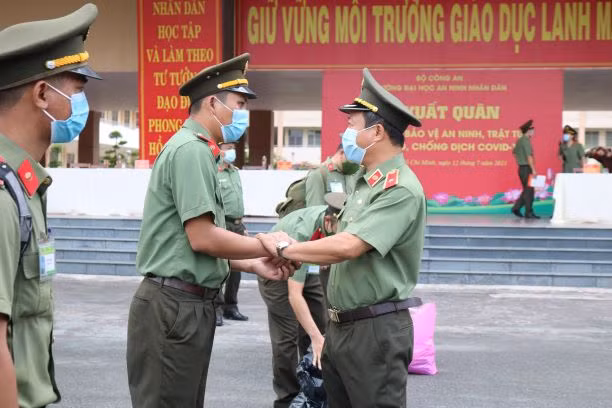 Thiếu tướng Phan Xuân Tuy động viên các học viên thực hiện nhiệm vụ