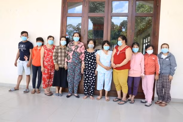 Các đối tượng cùng tang vật đánh bạc. Các đối tượng cùng tang vật đánh bạc.