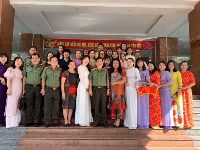 Thứ trưởng Nguyễn Văn Sơn chụp ảnh lưu niệm cùng các nữ cán bộ, chiến sỹ, nhân viên