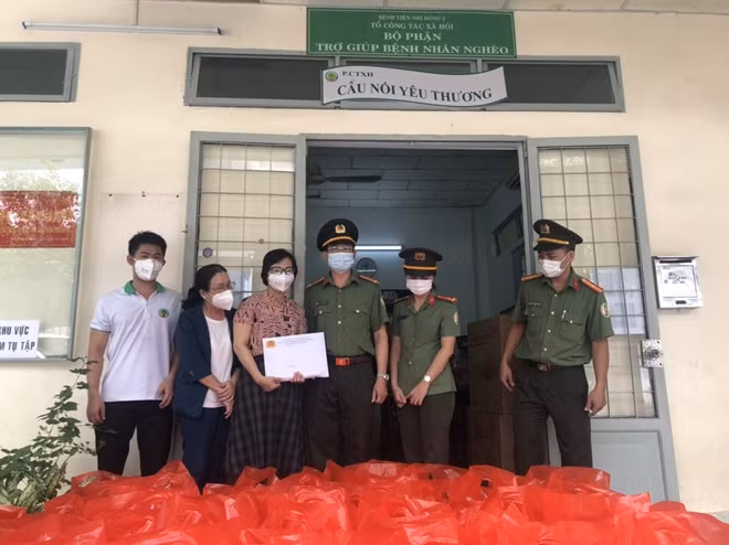 Đồng chí Bằng cùng đồng đội bàn giao quà cho Bệnh viện Nhi đồng 2.