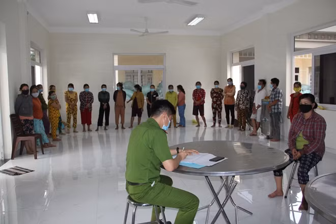 Công an lấy lời khai các đối tượng.
