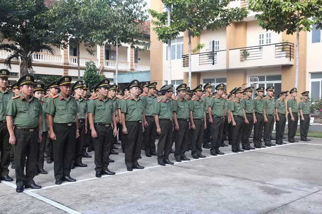 Cán bộ, chiến sỹ hưởng ứng thi đua đặc biệt