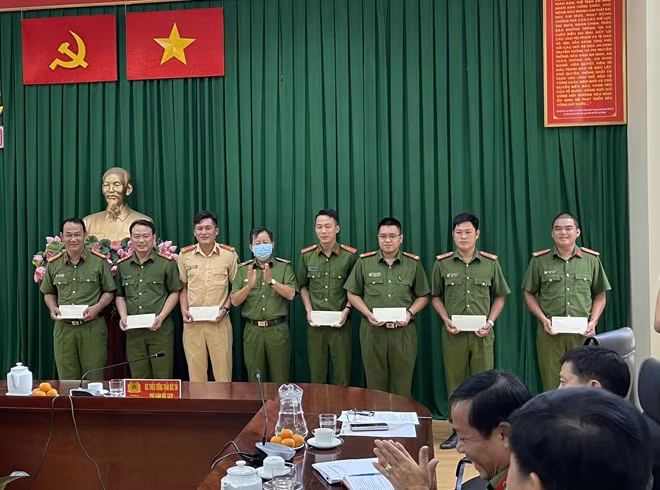 Các CBCS bị thương khi làm nhiệm vụ được tuyên dương