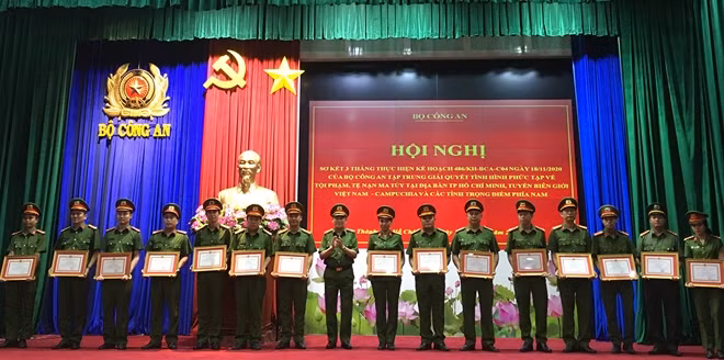 Thiếu tướng Nguyễn Văn Viện khen thưởng các tập thể, cá nhân