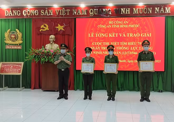 Đại tá Nguyễn Phương Đằng trao giải thưởng cho các cá nhân