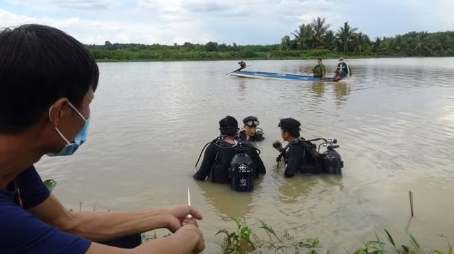 Cán bộ, chiến sỹ triển khai phương án tìm kiếm thi thể em Đ