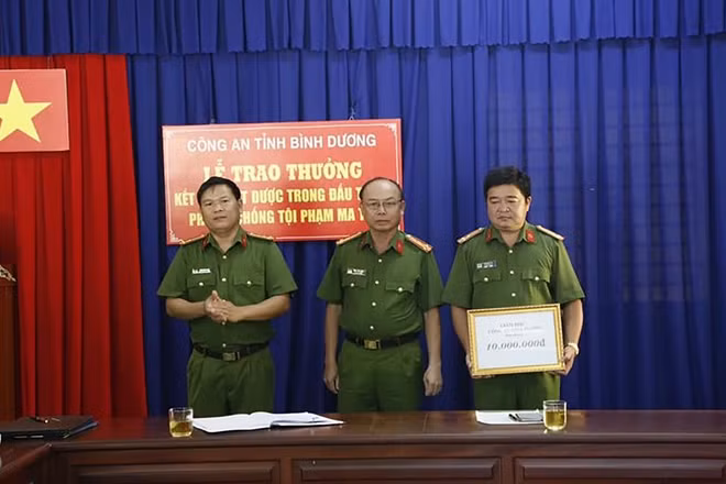 Đại tá Trần Văn Chính, Phó Giám đốc Công an tỉnh khen thưởng tập thể Ban chuyên án