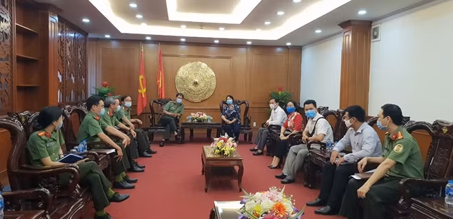 Tổ bầu cử cơ quan thường trực Bộ Công an tại TP Hồ Chí Minh tiếp đoàn kiểm tra của Ban chỉ đạo bầu cử Quận 1.
