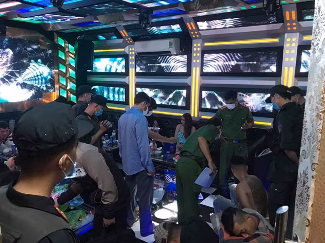 Công an kiểm tra cơ sở karaoke