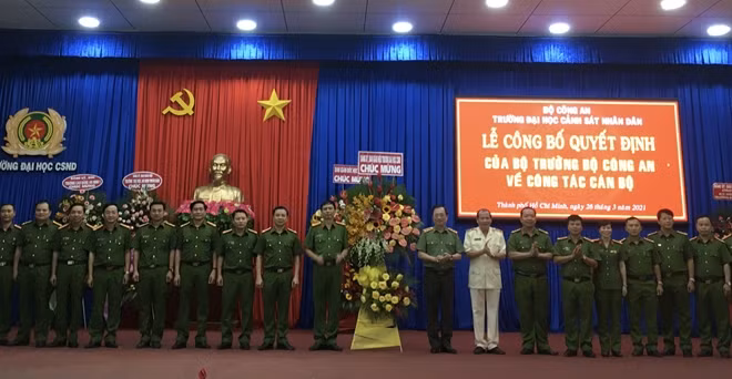 Thứ trưởng Nguyễn Văn Thành chụp ảnh lưu niệm cùng các đại biểu