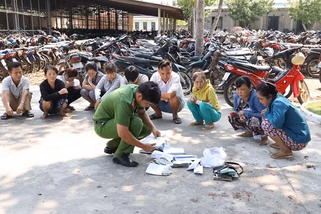 Các đối tượng cùng tang vật.