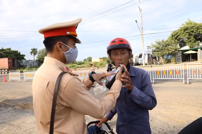 Cán bộ CSGT kiểm tra nồng độ cồn người tham gia giao thông