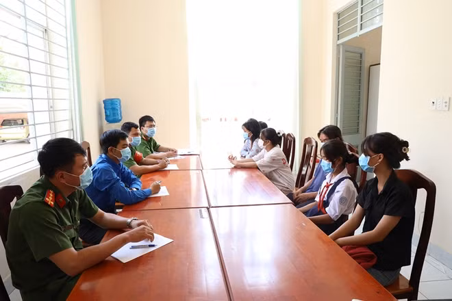 Công an mời nhóm thanh thiếu niên đến làm rõ vụ việc