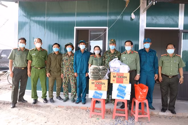 Công an tỉnh Tây Ninh tặng quà chốt phòng, chống dịch.
