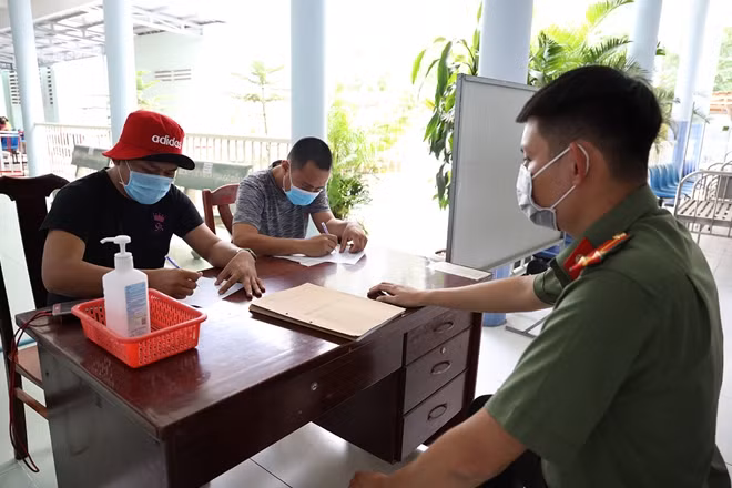 Hai tài xế làm thủ tục hoàn tất cách ly tập trung tại Trung tâm Y tế huyện Gò Dầu