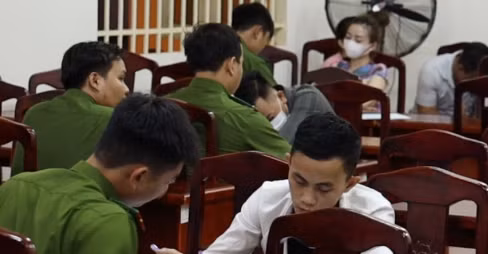 Công an lấy lời khai các đối tượng Công an lấy lời khai các đối tượng