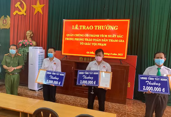 Thượng tá Đoàn Văn Vũ Em, Trưởng Công an huyện Gò Dầu trao thưởng cho 3 tài xế taxi